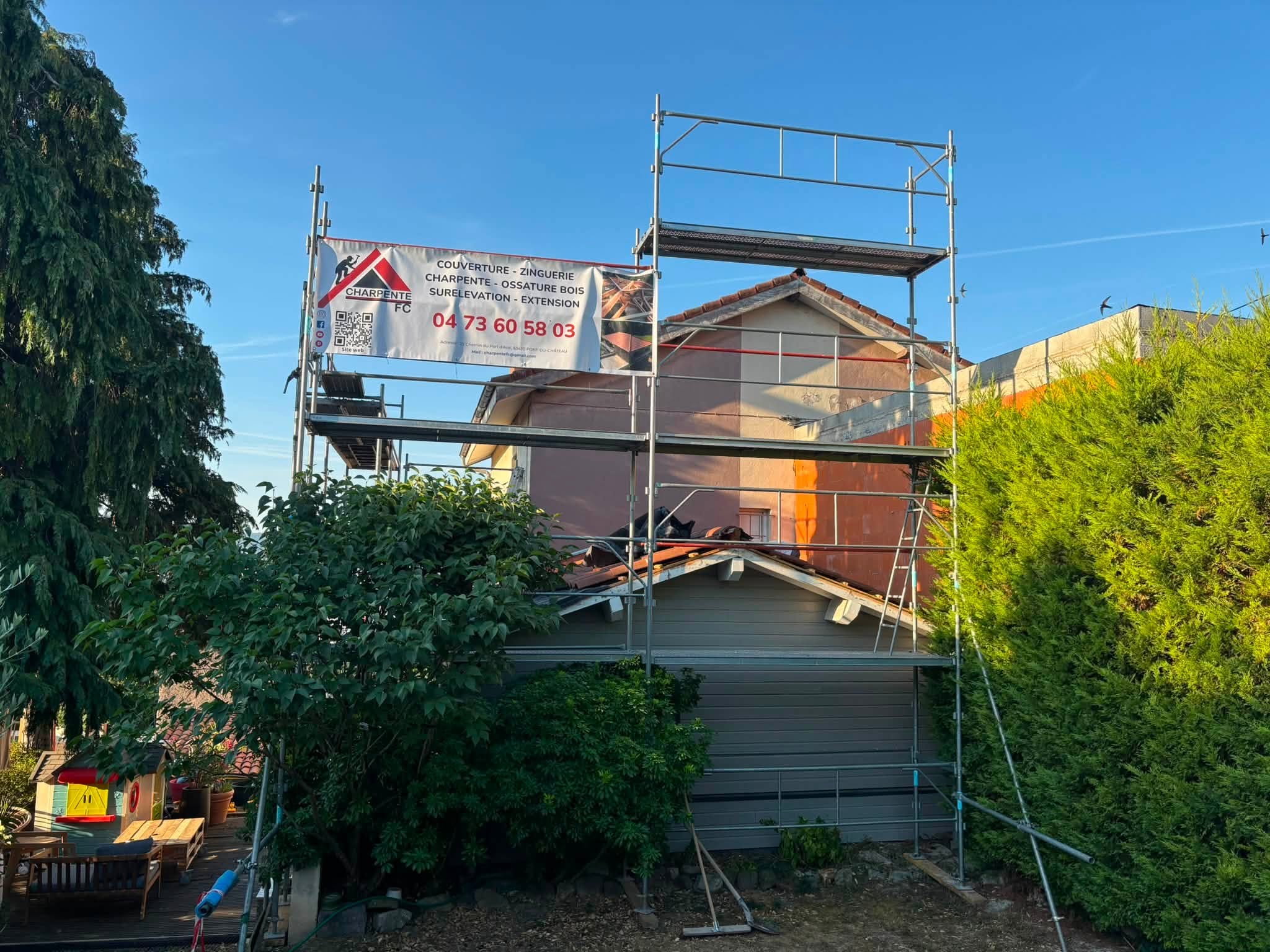 Extension en ossature bois en cours de montage à Clermont-Ferrand