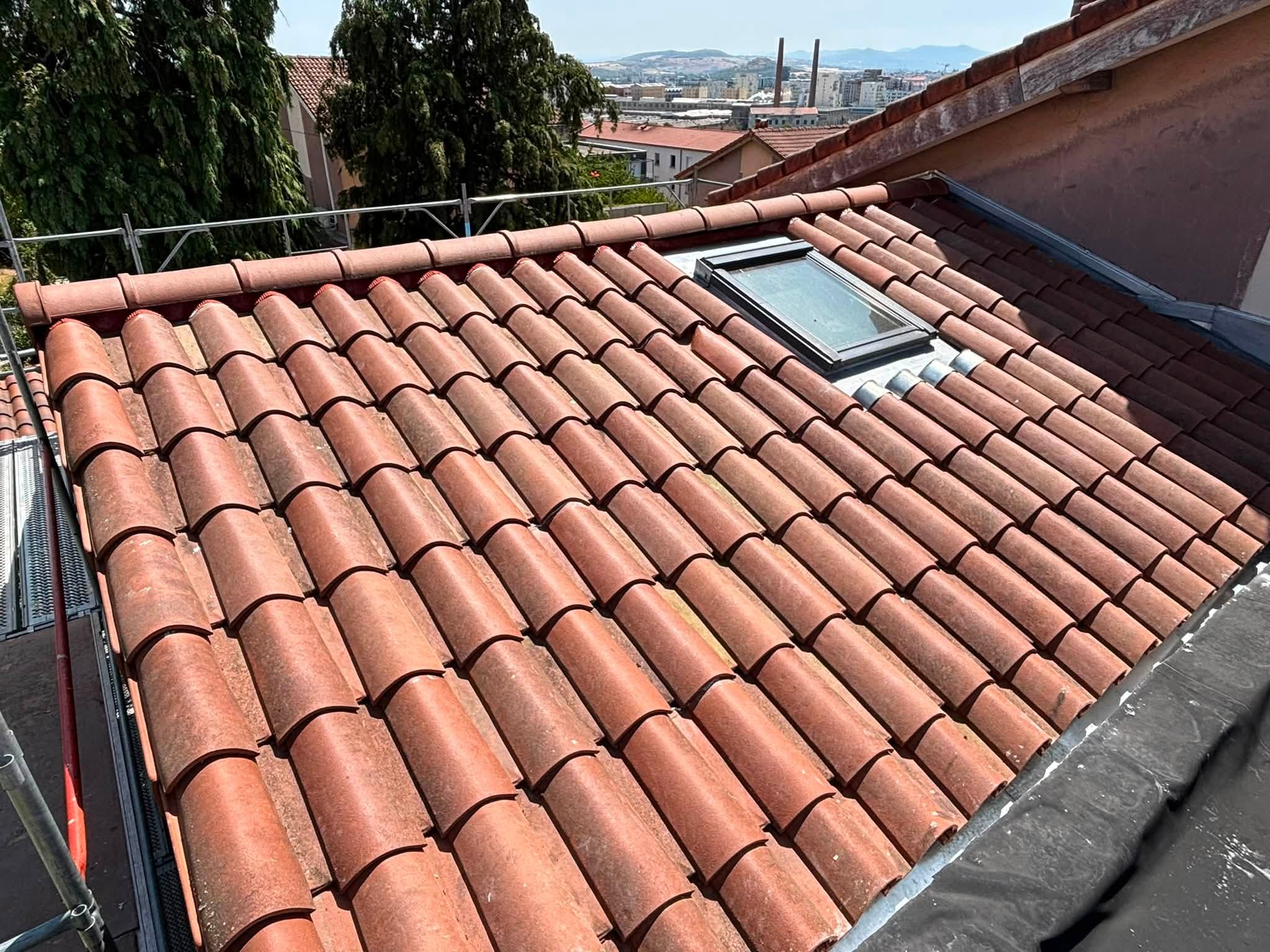 Pose d'un Velux sur une couverture en tuiles terre cuite à Clermont-Ferrand